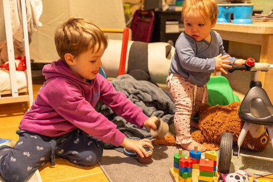 Geschwister Kleinkinder spielen zusammen