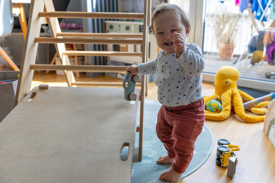 Baby spielt Zuhause