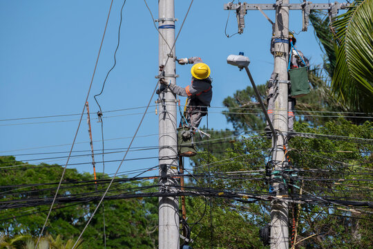Equipe de manuten&ccedil;&atilde;o da constru&ccedil;&atilde;o civil fazendo troca de fios da rede el&eacute;trica, em cima do guindaste realizado troca de equipamentos de alta tens&atilde;o