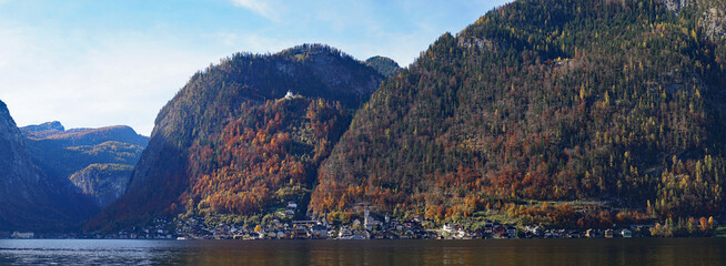 Blick &uuml;ber den See auf die Stadt Hallstatt in Ober&ouml;sterreich