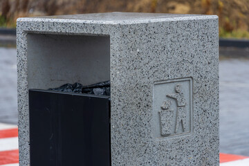 A sleek waste bin on a busy urban street encourages proper litter disposal and promotes cleanliness