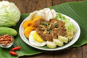 Tahu gimbal is a dish consisting of fried tofu, shredded raw cabbage, rice cake, bean sprouts, eggs, and gimbal mixed with a distinctive peanut sauce because it uses shrimp paste.