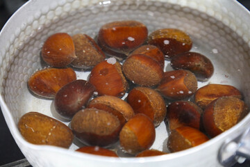 栗を茹でる様子