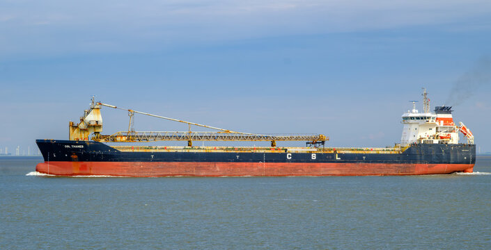 CUXHAVEN, DEUTSCHLAND &ndash; 30.09.2025: Frachter CSL THAMES auf der ELBE