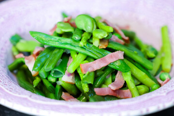 Stir-fried peas with meat