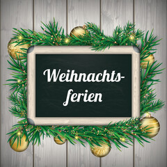 Kreidetafel mit dem Wort Weihnachtsferien mit Tannenzweigen und goldenen Weihnachtskugeln	