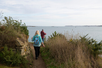 Groupe de randonneurs sur le GR34 en Bretagne - France