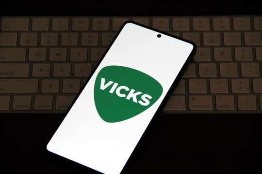 Vick  - Marca de produtos para al&iacute;vio de sintomas de gripes, resfriados e congest&atilde;o nasal, como a pomada Vaporub (feita com c&acirc;nfora, mentol e eucalipto) e xaropes para tosse. 