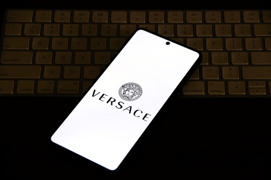 Versace - Marca italiana de moda de luxo fundada em 1978 por Gianni Versace, conhecida por seu estilo extravagante, sensual e ousado. 