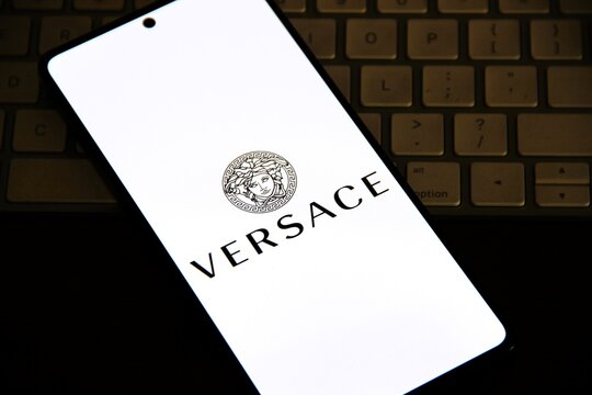 Versace - Marca italiana de moda de luxo fundada em 1978 por Gianni Versace, conhecida por seu estilo extravagante, sensual e ousado. 