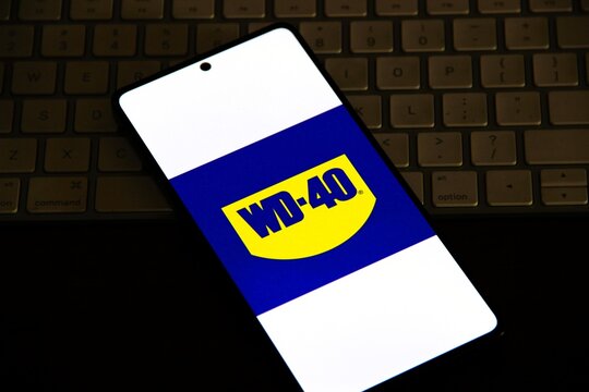 WD-40 - Produto qu&iacute;mico multifuncional que lubrifica, penetra, repele umidade, limpa e protege contra corros&atilde;o em uma variedade de superf&iacute;cies e mecanismos.