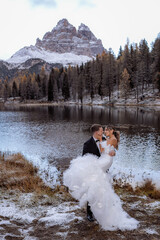 Romantisches Brautpaar-Shooting in den Dolomiten an den Drei Zinnen – eindrucksvolle Bergkulisse, natürliche Emotionen und atemberaubende Hochzeitsmomente inmitten der Alpen.
