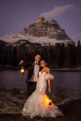Romantisches Brautpaar-Shooting in den Dolomiten an den Drei Zinnen – eindrucksvolle Bergkulisse, natürliche Emotionen und atemberaubende Hochzeitsmomente inmitten der Alpen.