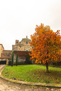 La facciata dell'abbazia benedettina di Santa Maria Assunta di Praglia in autunno, a Teolo, Padova