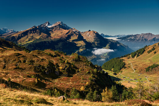 Herbstzeit und klare Panaromasicht auf die hohen 3000er-Gipfel des Berneroberlands.