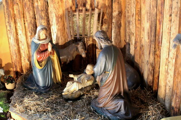 Weihnachtskrippe mit Maria, Josef, Jesus