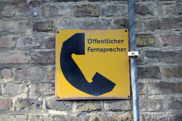 altes Schild "&ouml;ffentlicher Fernsprecher"