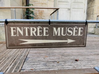 Schild auf Franz&ouml;sisch "Eingang Museum"