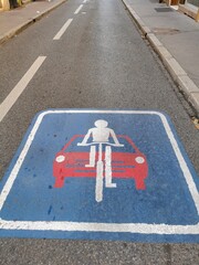 Markierung Fahrradstra&szlig;e auf dem Asphalt