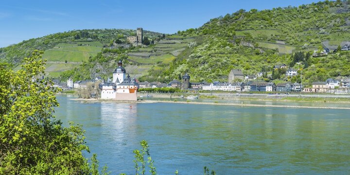 Pfalzgrafenstein Castle, also known as the Pfalz near Kaub, Falkenau rock island in the Rhine, Gutenfels Castle behind it, Upper Middle Rhine Valley World Heritage Site, Rhineland-Palatinate, Germany