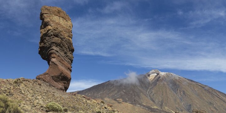 Pico del Teide, 3715m and Roque Cinchado, Finger of God, Roques de Garcia, Teide National Park, Tenerife, Canary Islands, Spain