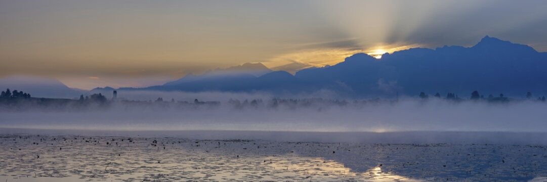 Sunrise at Lake Hopfensee near F&uuml;ssen, behind Hopfen am See, the Tegelberg massif and the S&auml;uling, Ostallg&auml;u, Allg&auml;u, Upper Swabia, Swabia, Bavaria, Germany