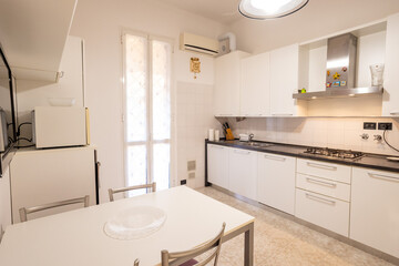 Cucina con tavolo bianco