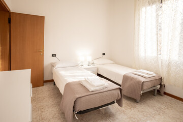 Camera da letto bianca con specchio