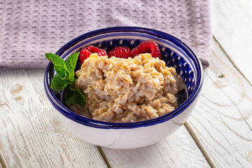 Oat porridge with raspberry