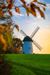 Übersetzter Text

The Egelsberg Mill ia a Dutch-style tower windmill in Krefeld-Traar (Germany). Romantic sunset atmosphere in fall season with silhouette of iconic landmark and historic monument.