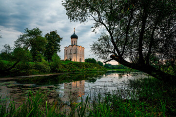 Fototapeta premium The Church of the Intercession of the Holy Virgin on the Nerl River at dawn