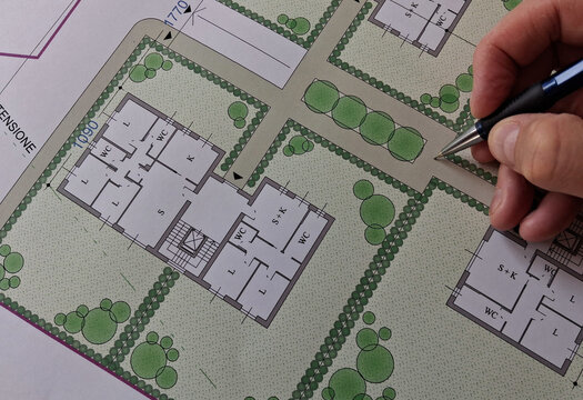 Architetto urbanista che progetta un nuovo quartiere in città