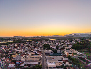 Obraz premium Imagem aérea do canal de Guarapari no por do sol, ao fundo mostrando a praia do morro, o centro da cidade, a ponte e o bairro do Itapebussu.