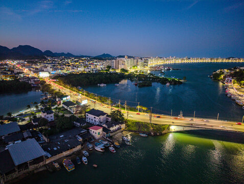 Imagem a&eacute;rea do canal de Guarapari no por do sol, ao fundo mostrando a praia do morro, o centro da cidade, a ponte e o bairro do Itapebussu.