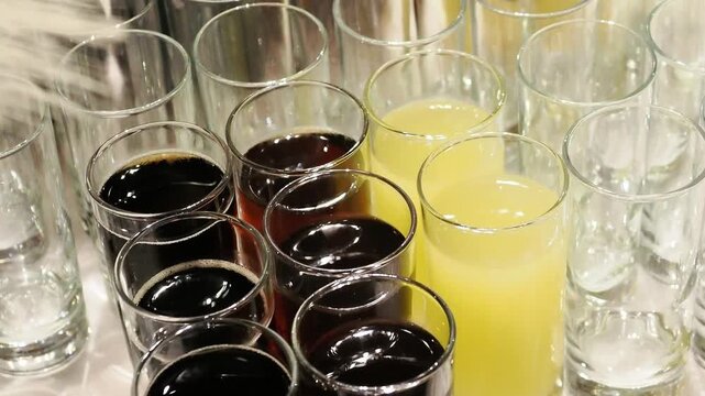 Verres de jus et boissons gazeuses align&eacute;s sur un buffet de mariage, pr&eacute;paration du service traiteur pour une r&eacute;ception &eacute;l&eacute;gante et conviviale.