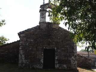 iglesia rom&aacute;nica de San  Jorge del peque&ntilde;o pueblo de Santiso, provincia de La Coru&ntilde;a,  una sola nave, campanario en espada&ntilde;a, crucero en el atrio, Galicia, Espa&ntilde;a, Europa