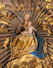 Fototapeta premium SALZBURG, AUSTIRA - SEPTEMBER 7, 2025: The carved polychrome renaissance Madonna from main altar in the church Franziskanerkirche by Michael Pacher (1435 – 1498).