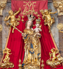Fototapeta premium SALZBURG, AUSTRIA - SEPTEMBER 6, 2025: The carved baroque polychrome statue of Madonna on the main altar in the church Pfarrkirche Mülln by Jakob Kaschauer (1453)