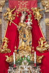 Fototapeta premium SALZBURG, AUSTRIA - SEPTEMBER 6, 2025: The carved baroque polychrome statue of Madonna on the main altar in the church Pfarrkirche Mülln by Jakob Kaschauer (1453)