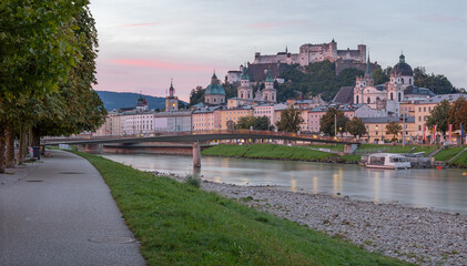 Obraz premium Salzburg - The panorama of old town from the river side at dusk.