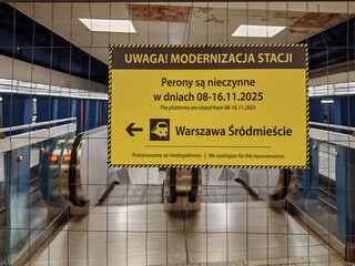 Tablica informacyjna dotycząca modernizacja stacji Warszawa Śródmieście. © smoku7979