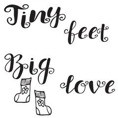 Fototapeta premium Cute hand drawn lettering tiny feet big love in elegant black modern calligraphy style. Perfect for nursery wall art, baby shower invitations, newborn announcements, greeting cards and t-shirt design.