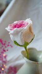 róża wykonana szydełkiem w wazonie 