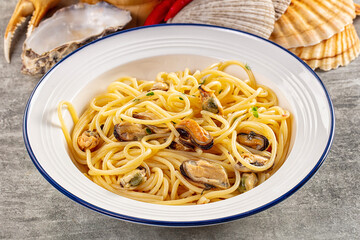 Pasta spaghetti with mussels and oil