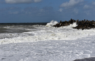 Wellenbrecher an der dänischen Nordsee
