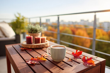 Obraz premium Enjoying coffee on an autumn balcony with wooden flooring and colorful leaves