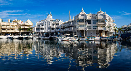Reflets sur la  marina