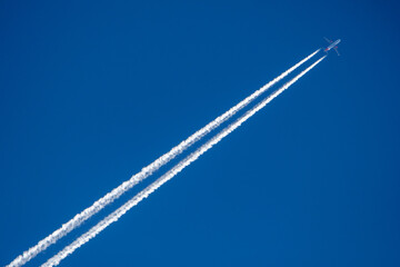 Scia 01 - aereo con scia bianca nel cielo azzurro