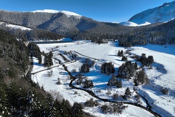 Site de Payolle, Campan sous la neige vu avec un drone, Hautes-Pyr&eacute;n&eacute;es