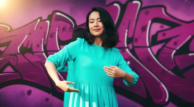 Mulher de vestido azul dancando com leveza.